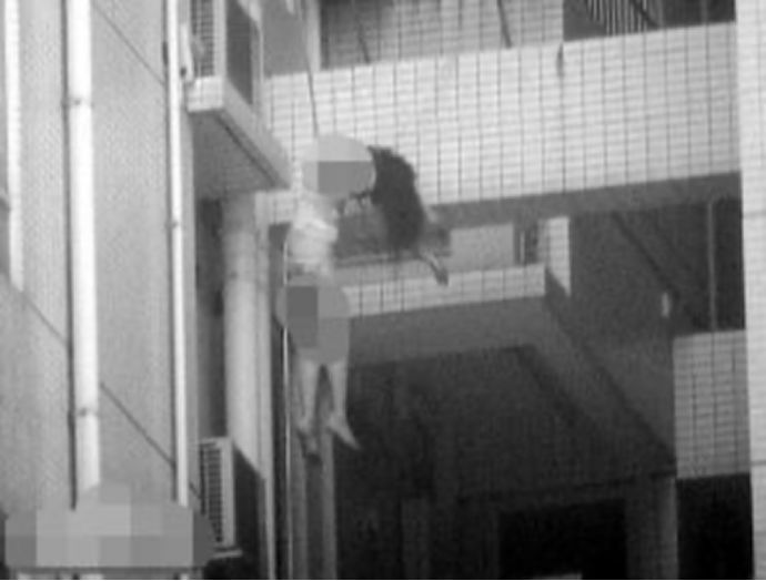 谭静|2008年，谭静衣不蔽体“悬死”在阳台，验尸报告证实有蹊跷