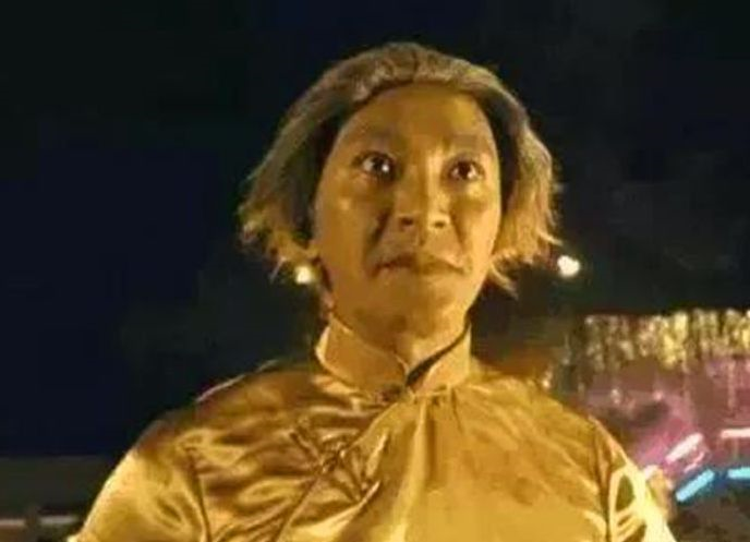 「周星驰」《百变星君》中，周星驰最后变成的老太太是谁？为什么都害怕她？