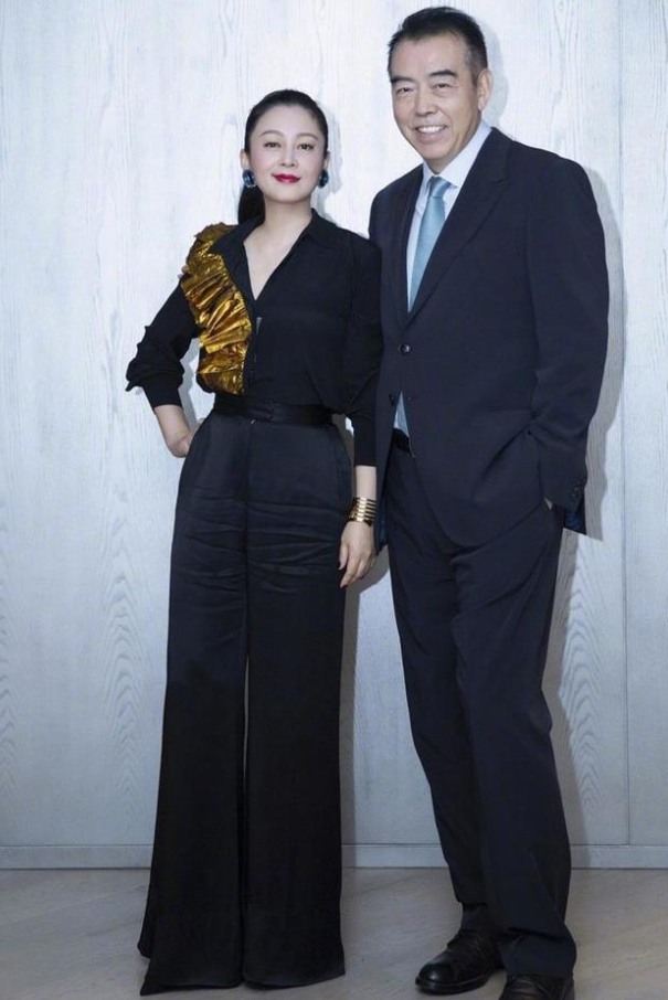 陈红■陈红实在是不服老,一身黑加高马尾,携丈夫陈凯歌高调亮相!