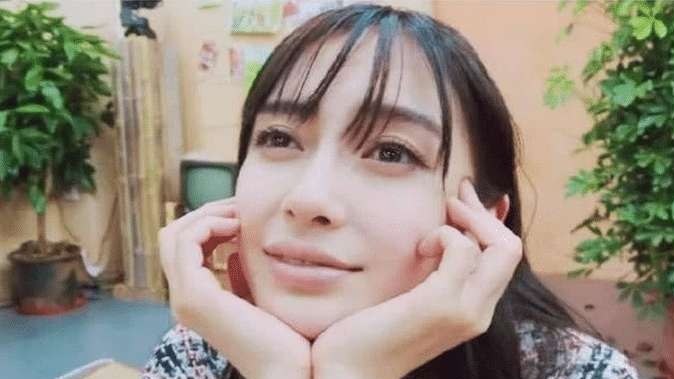 Angelababy■“整容脸”经不住考验？黄磊给杨颖拍照，直男角度暴露真实颜值！