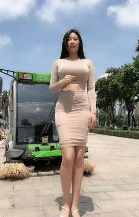 小姐姐的魅力，连扫地机器人都无法阻挡