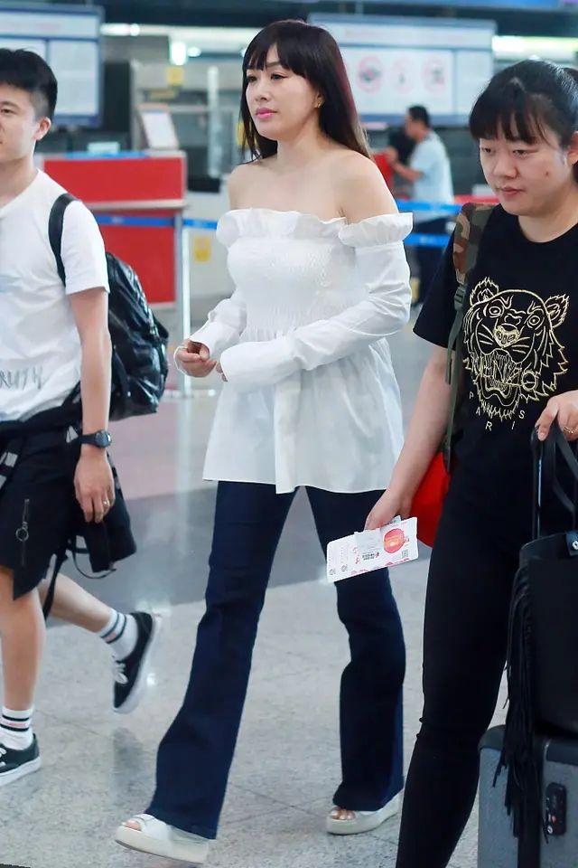 钟丽缇■钟丽缇魅力有多强？学生头一字领露肩，不愧是香港美人