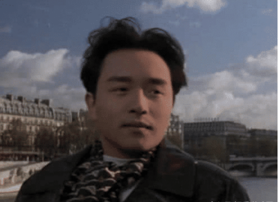 张国荣|张国荣年轻时有多豪横？他是唯一敢踢向华强椅子的人，当众捏成龙脸蛋