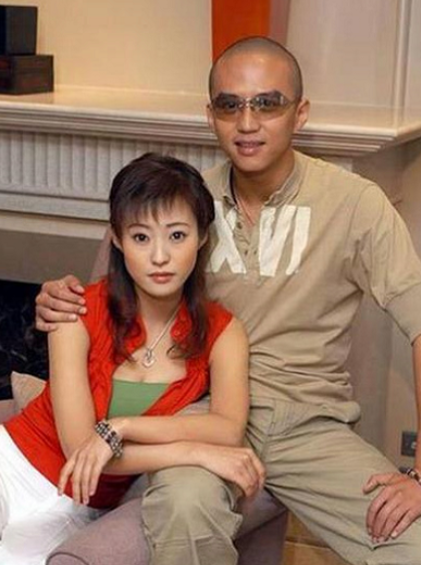 |曾与邓超同居三年，分手后差点自杀，见面不敢对视，40岁活成这样