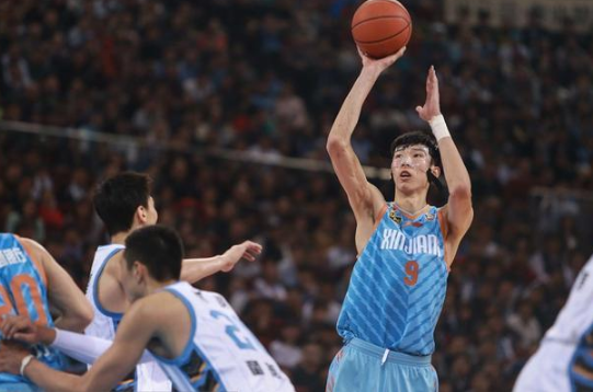 周琦■易建联真的能打赢周琦?看完17年他们各自的数据,就知道答案了