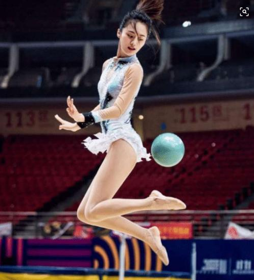 『电视剧』31岁的“糖宝”再次走红，体操身姿让人心动，网友：这腿是真的吗