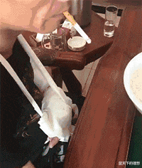 |“很疑惑为什么这个是波浪线而不是直线？哈哈专业评论就是不一般！”