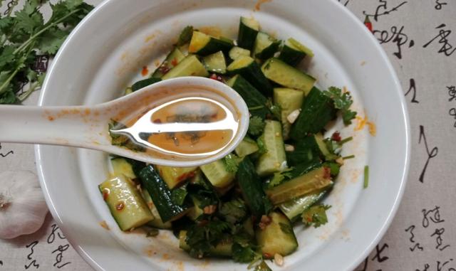 「馒头」凉拌黄瓜有诀窍，学会2点窍门，爽脆可口5分钟入味