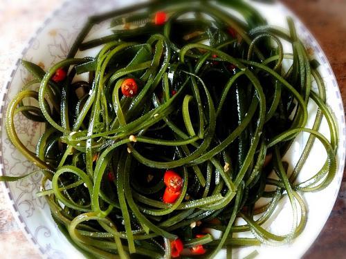 「」凉拌海带丝,制作简单,清凉爽口,营养丰富,真正的一道长寿菜