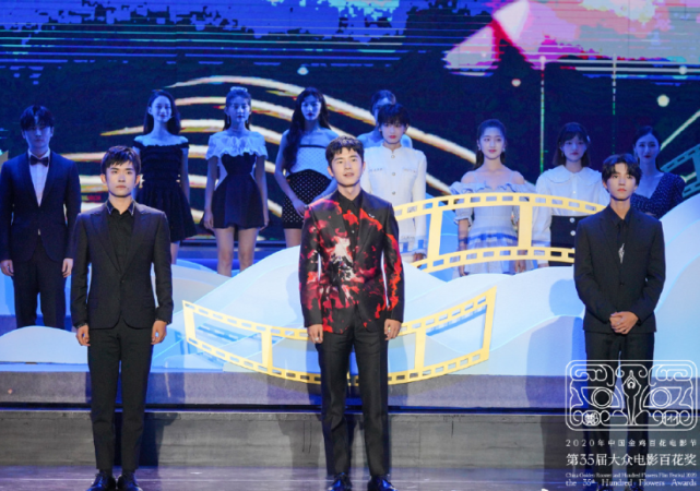 杨紫|星辰大海合照：刘昊然稳居C位，周冬雨不见踪影，杨紫太抢镜