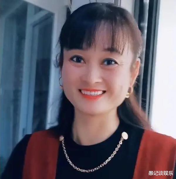 短发|朱之文美女亲家母曝光，婚后带女儿做黑色美甲，比女儿更像赵丽颖