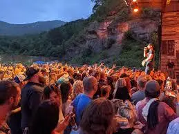 『演唱会』美国确诊再创新高!一位乡村歌手搞千人演唱会,还写歌蔑视新冠病毒