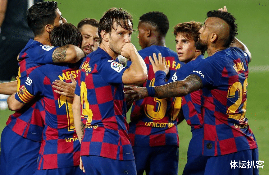 梅西■8.6分！梅西隔空完胜C罗，13年来第一人，赢球后淡定不庆祝！