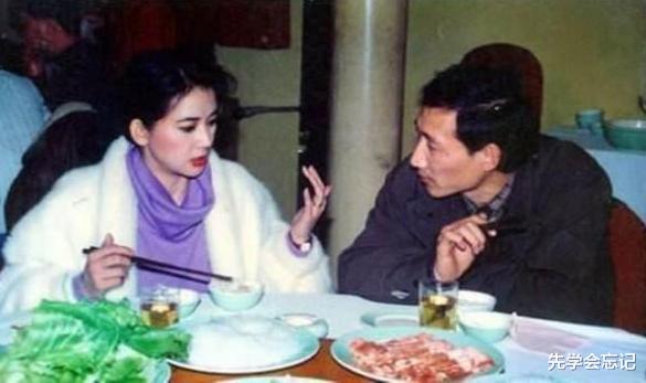 胡慧中■1989年,胡慧中在三楼被炸下烧成火人后,从此踏上被“放纵”不归路