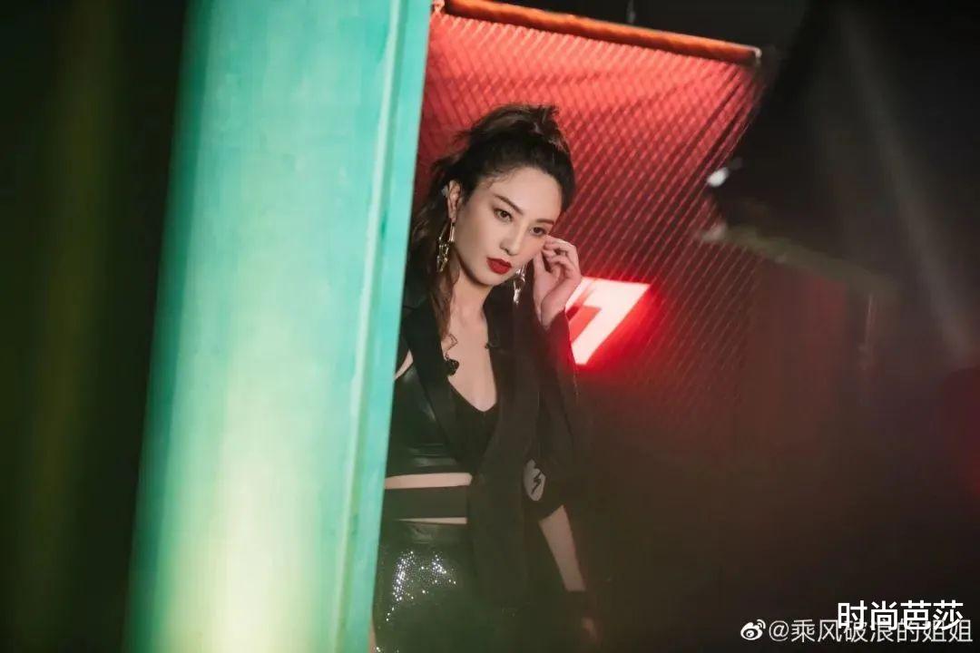 「李栋旭」年轻不用“妆”，像姐姐们一样会绑头发就够了！