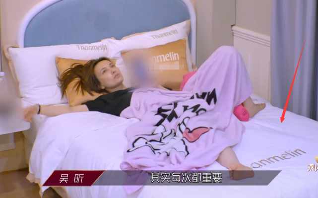 黄圣依|有种显摆叫黄圣依，姐姐们都睡节目组统一布置的床铺，就她不一样！