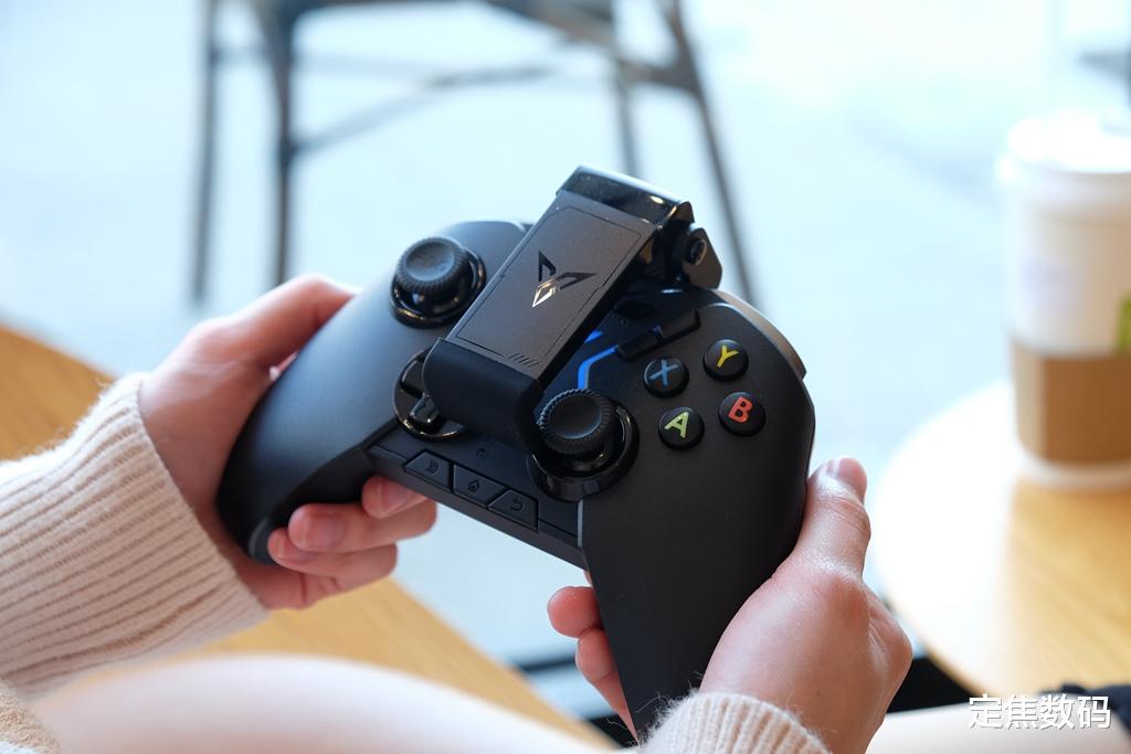 |比智能手机更懂创新，号称手柄界的苹果，飞智八爪鱼2上手体验