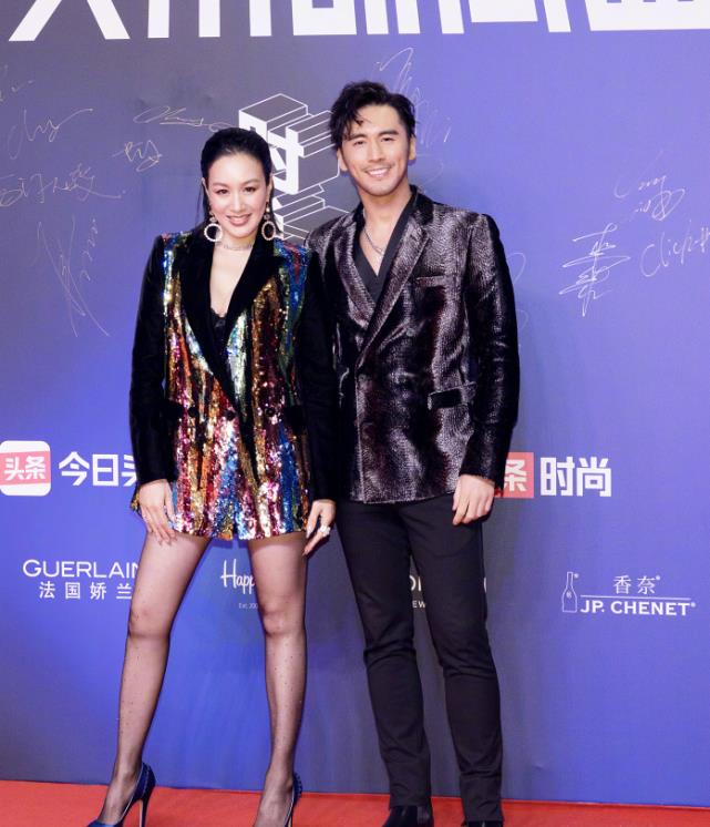 钟丽缇▲钟丽缇将“墨汁袜”穿得透光，当她站直那刻，这腿要买保险吧