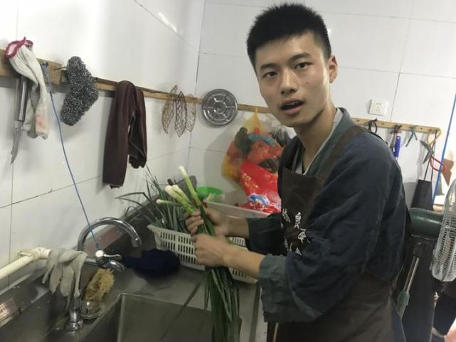 浙江大学|考生661分被浙大录取,录取通知书送到家中时,他还在餐厅里打工