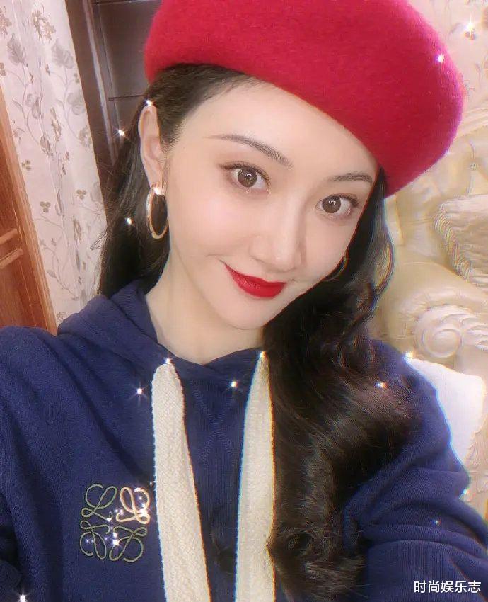 景甜|景甜也是喜欢玩美颜，浓妆下把皮肤修饰的很细腻，但看着有些假！