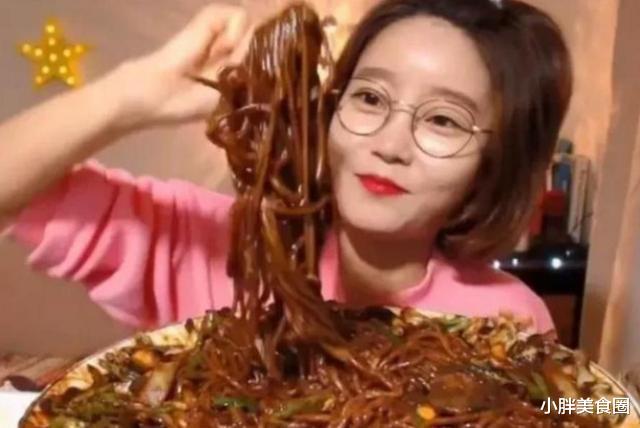 【炸酱面】“假大胃王”挑战10斤炸酱面，刚吃一口就露馅，网友：我也行！