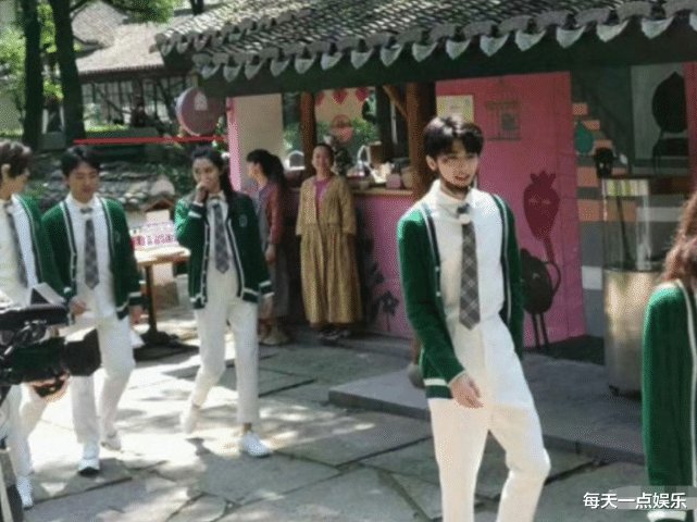 关晓彤：关晓彤参加跑男录制，跟170cm郭麒麟同框，彻底暴露了真实身高