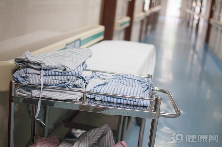 肝癌|女子身上长红点，确诊肝癌，医生提醒：皮肤这1变化或是肝癌前兆