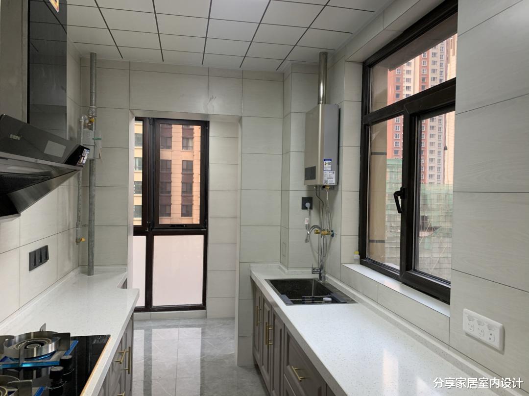 |她家一梯一户的新房，电梯口打柜子很实用，还没家具就很漂亮！