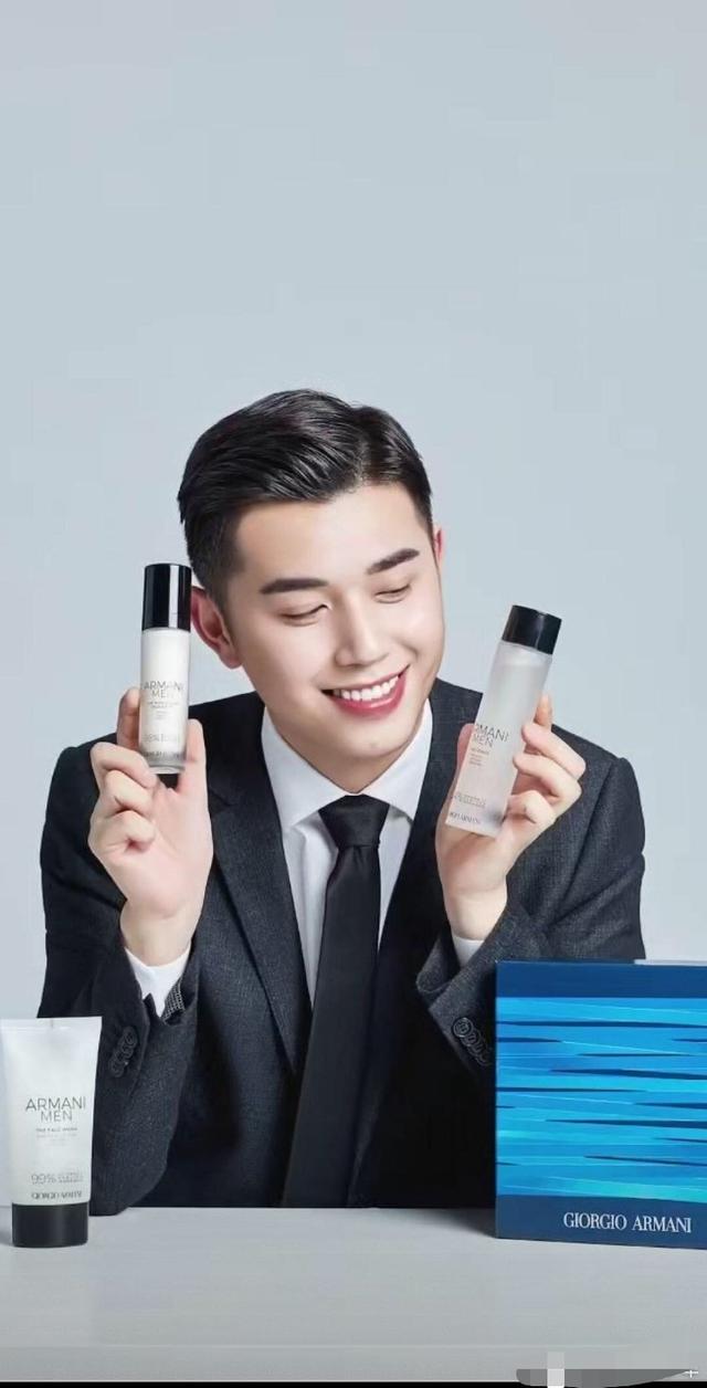 『阿玛尼』李佳奇助理接阿玛尼广告，流量堪比明星！这还是我认识的小助理吗