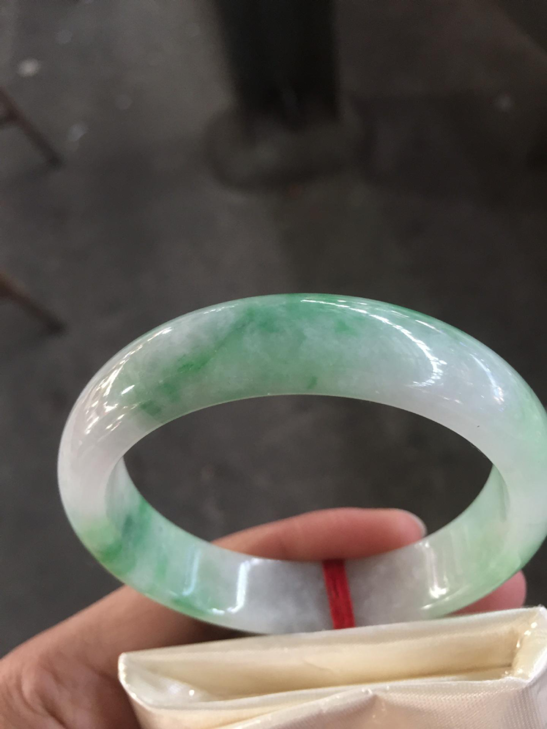 小叶紫檀：糯种加一段绿的翡翠手镯竟叫价60万，带绿的手镯真的那么贵吗