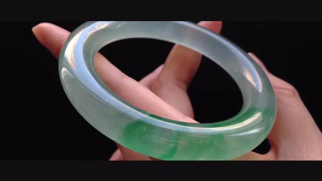 翡翠：翡翠的绿有的值千万，有的不值钱，区别在哪里？