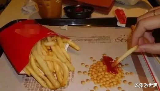 汉堡：吃肯德基时，为何餐盘上总垫一张纸，服务员：很多人“不懂装懂”