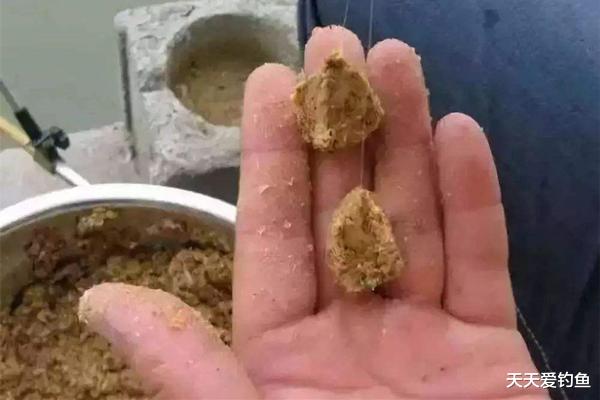 饵料|钓鱼狠招数：散炮的搭配和使用技巧，快速聚鱼就是这招！