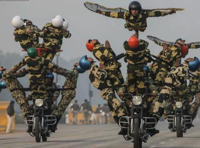 【】阅兵呢，能不能严肃的看完？！