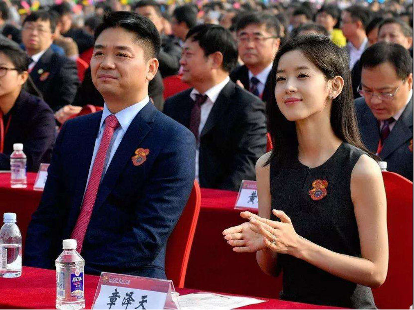 章泽天|“584亿，换不来一个C位”，章泽天富婆圈合照被群嘲