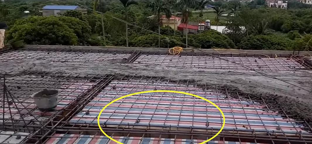 |国外自建房现浇屋顶，先铺雨布再扎钢筋，双重防水保温国内没见过