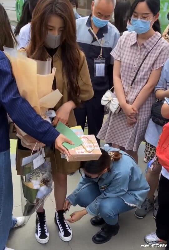 金子涵|金子涵还没出道就火了！走机场时鞋带开了，粉丝的做法让人不敢相信