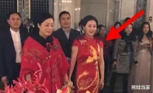 熊娃当家|“最美丈母娘”火了,风韵十足艳压新娘,网友调侃:新郎压力大吗