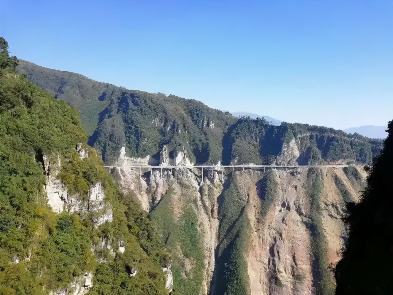 丹霞地貌|云南这几条魔鬼公路，看完就开始瑟瑟发抖！普通司机根本不敢去