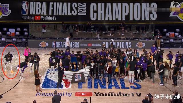 勒布朗·詹姆斯|NBA总冠军颁奖典礼,有谁注意詹姆斯的站位,再次体现高情商