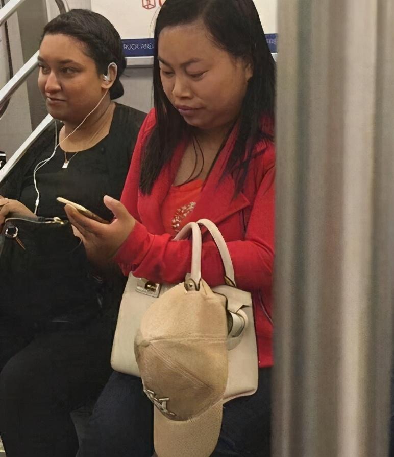 凤姐|美国梦碎！那个扬言“宁死不回中国的凤姐”，终于活成一条丧家犬