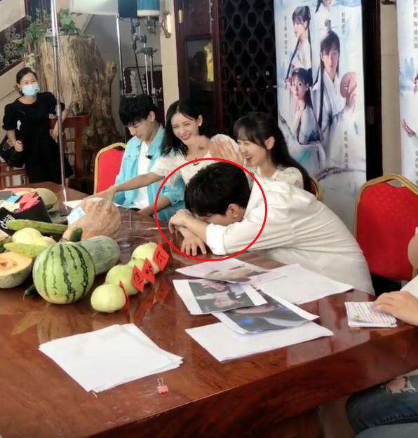 琉璃:袁冰妍趴在成毅身边,男方的举动太扎心,张予曦都看不下去