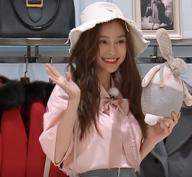 「程潇」跑男为女嘉宾挑衣服，何穗像走秀，baby张天爱甜美，程潇最帅