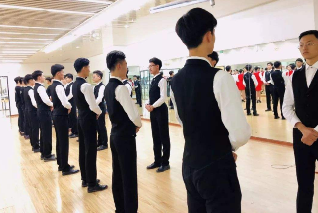 「」靠年轻吃饭的三大专业，年纪越大越不吃香，高考生谨慎选择