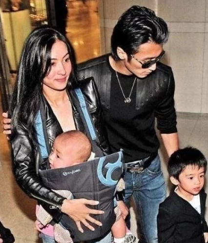 张柏芝|张柏芝回应四胎传闻，曝光小儿子正面照，三胎儿子像极了前夫谢霆锋