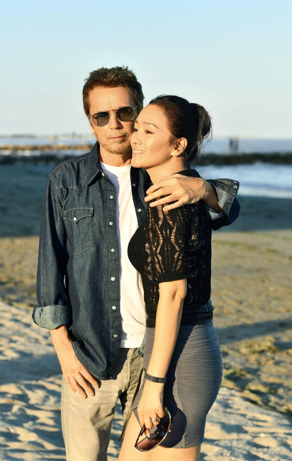 【巩俐】55岁巩俐法国逛街被拍 素颜超憔悴 竟比旁边72岁外国老公显老!