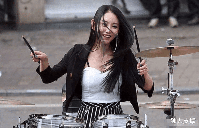 贾玲■韩国18线女星来到中国，在网络上走红成为“最美鼓神”，如今去酒吧走穴捞金