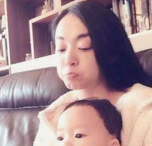 #周星驰#《功夫》中的龅牙珍已嫁人生子，看到照片感觉被周星驰欺骗多年