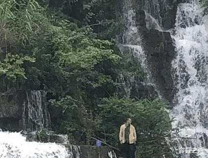 广西|广西一瀑布放水，水流中出现一名男子！