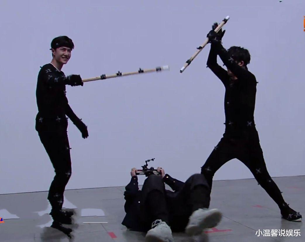 王一博|王一博化身“动漫人物”,穿紧身衣大秀好身材